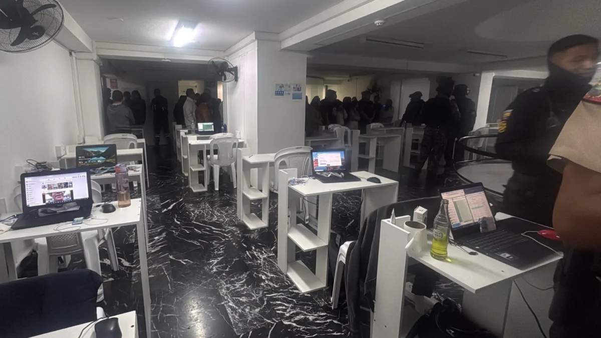 Los agentes encontraron estaciones de trabajo y dispositivos con mensajes extorsivos, amenazas e imágenes violentas durante la intervención al centro de llamadas.