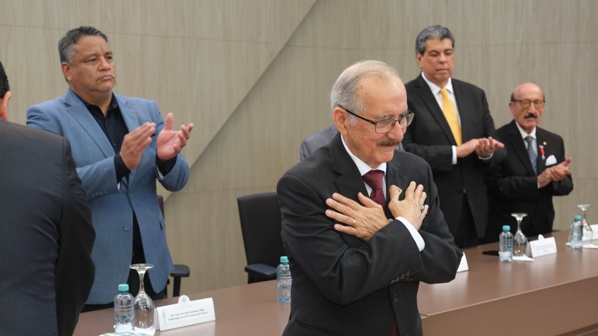 Walter Mera (c) seguirá como rector de la Universidad Católica de Guayaquil por los próximos cinco años.