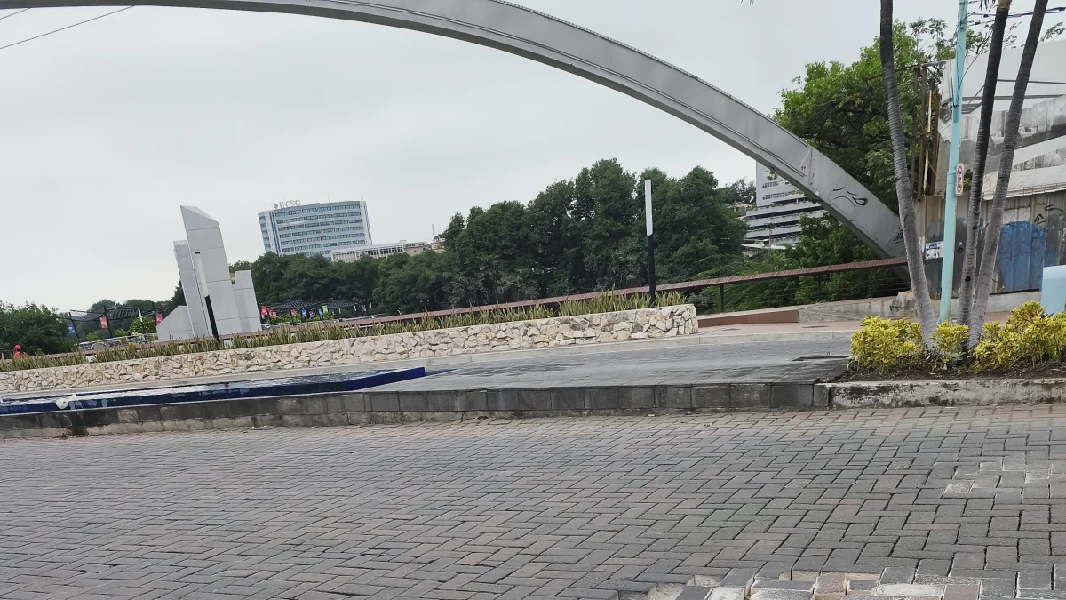 Un tramo de la avenida Víctor Emilio Estrada, en el ingreso a Urdesa, presenta adoquines levantados, piezas faltantes y huecos que dificultan el paso de vehículos y peatones.