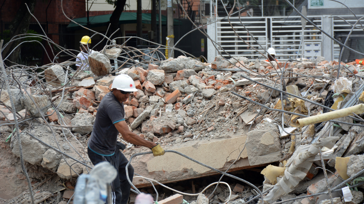 Entre escombros y recuerdos, Cali (Colombia) comienza su reconstrucción tras el terremoto.