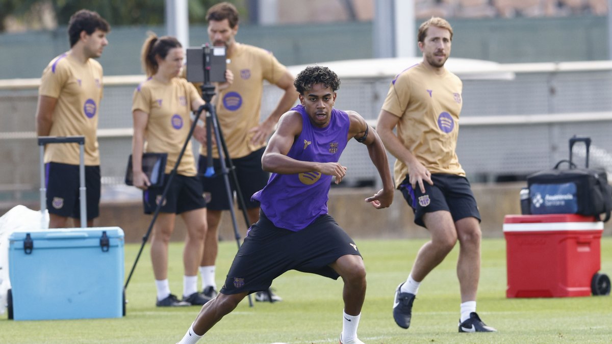 El delantero del FC Barcelona Lamile Yamal durante el entrenamiento del primer equipo en las instalaciones de Sant Joan Despí .