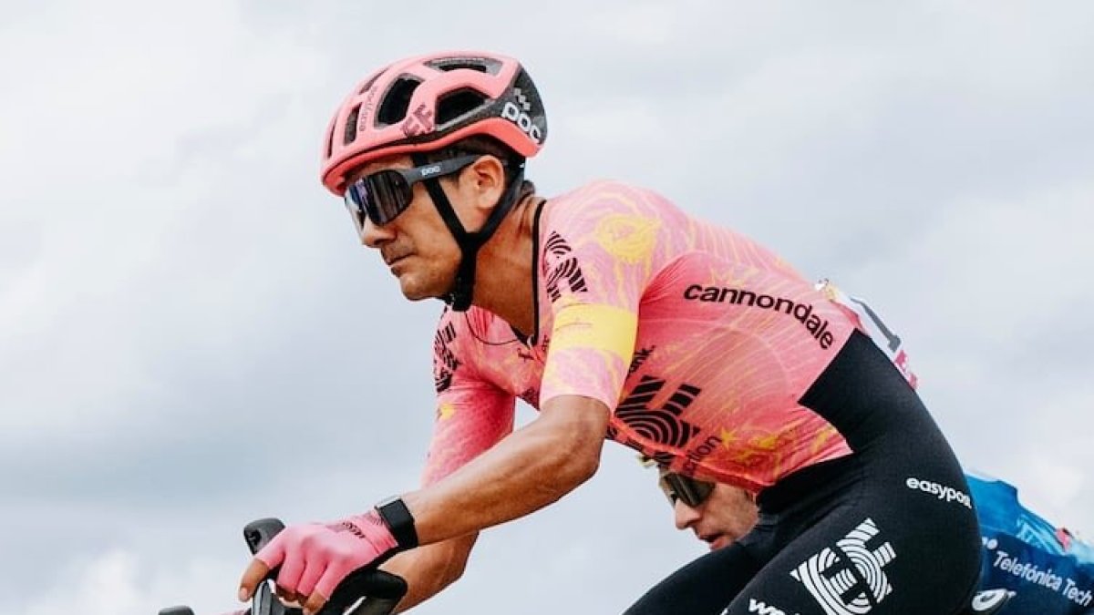 Richard Carapaz durante la segunda etapa de La Vuelta a España 2026, donde terminó en el puesto 25 y mantuvo la diferencia de 37 segundos con Pogačar.