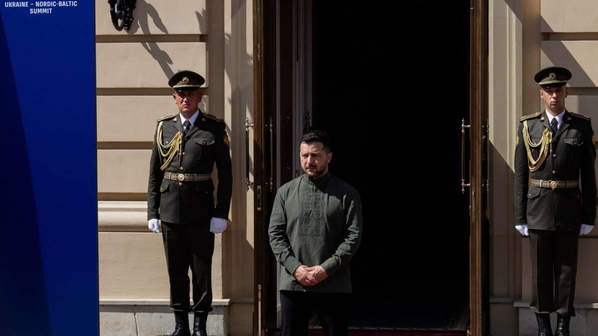 El presidente de Ucrania, Volodímir Zelenski, aguarda la llegada de los invitados internacionales a la cumbre del grupo Nórdico-Báltico (NB8) en Kiev, este domingo 23 de agosto.