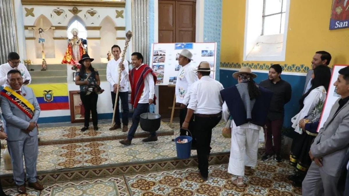 En la iglesia de la comuna de Lumbisí se realizó una ceremonia religiosa.