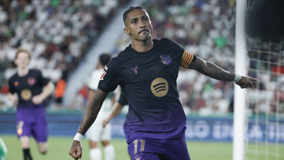 El delantero del Barcelona Raphinha celebra tras marcar durante el partido de LaLiga ante el Elche CF.