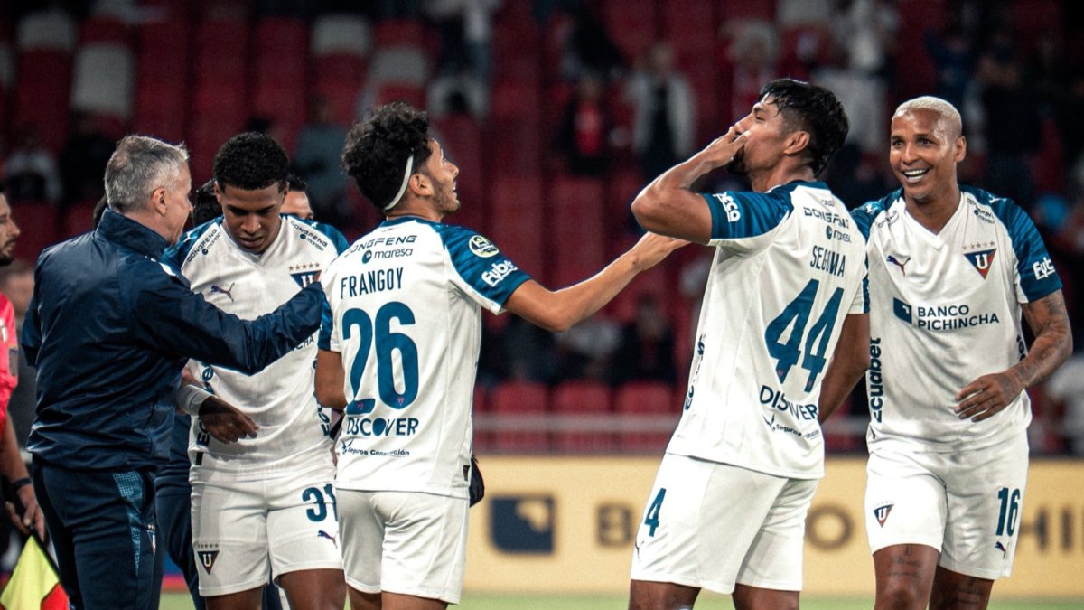 Jugadores de Liga de Quito celebran el tanto de Luis Segovia (c.) contra Emelec.