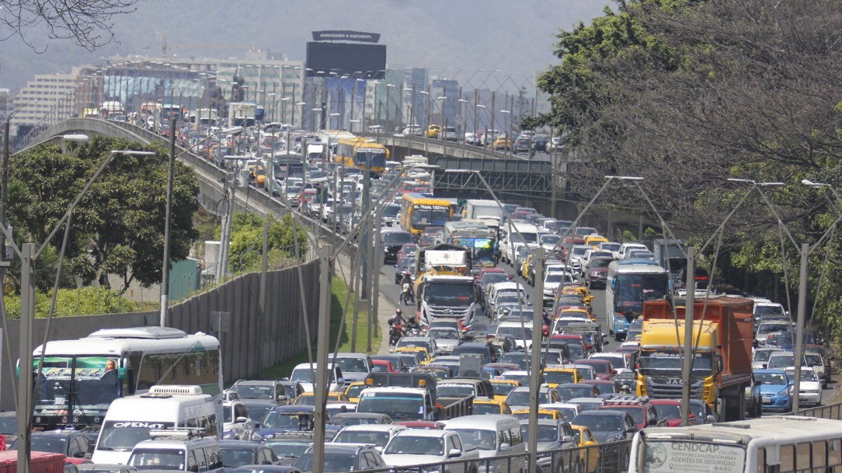 Congestionamiento vehicular en el Puente de la Unidad Nacional.