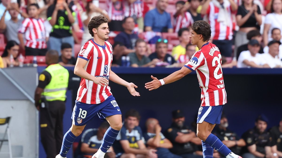 El delantero del Atlético de Madrid Guiuliano Simeone (d) saluda a Julián Álvarez al entrar en el terreno de juego, durante el partido de LaLiga ante Villarreal CF.