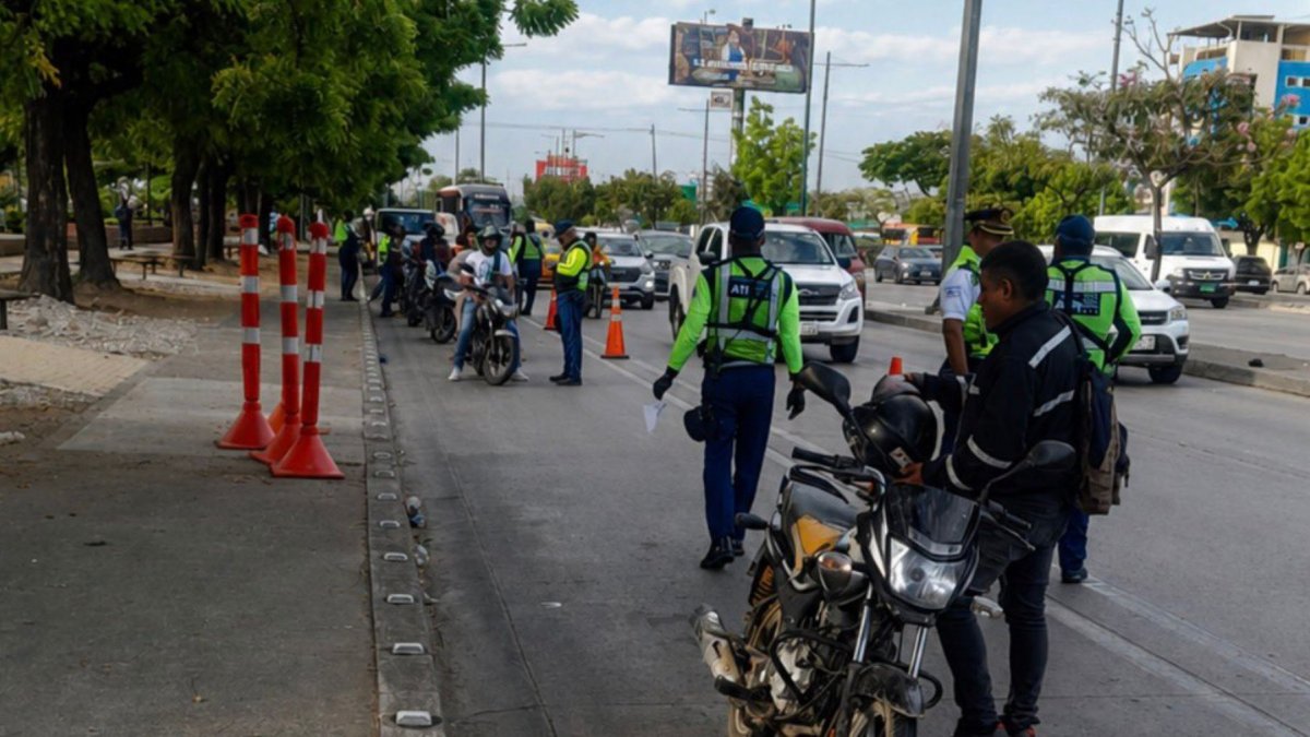 ATM controla motociclistas en Guayaquil desde agosto por licencias y seguridad vial.