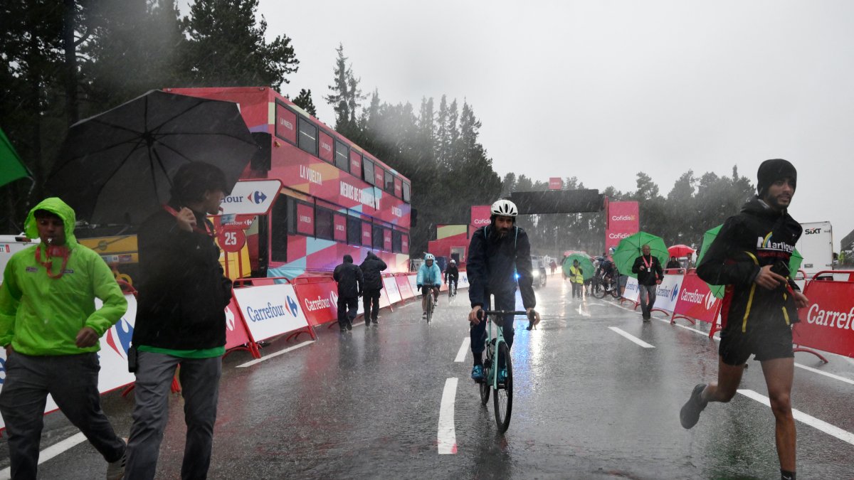 Ciclistas no pudieron continuar en la tercera etapa de La Vuelta a España por la caída de granizo.