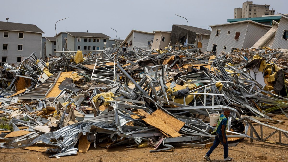 Una persona frente a escombros de viviendas afectadas por los terremotos del 24 de junio en Catia La Mar (Venezuela).