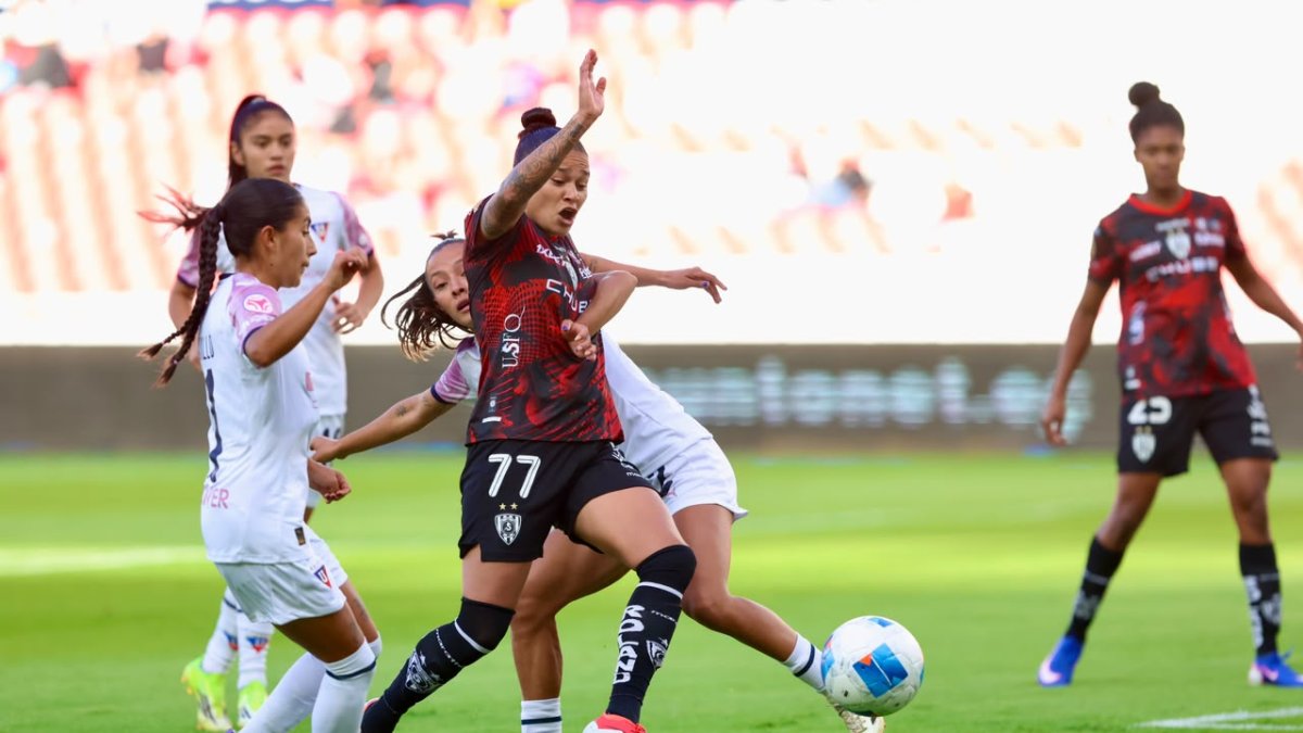 La delantera Karen Páez (c) marcó en la victoria 2-0 de Dragonas IDV sobre Guerreras Albas en la final de ida.