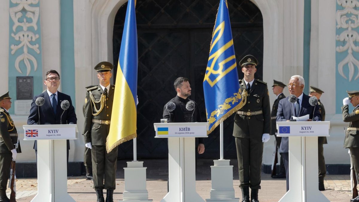 El primer ministro de Gran Bretaña, Andy Burnham, el presidente de Ucrania, Volodymyr Zelensky, y el presidente del Consejo Europeo, Antonio Costa, en Kiev, el 24 de agosto de 2026.