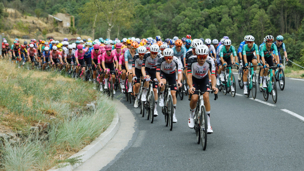 Los ciclistas corren en la tercera etapa de la Vuelta a España 2026.