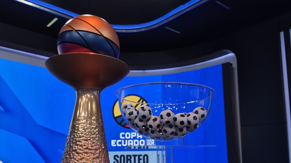 La Federación Ecuatoriana de Fútbol organiza la Copa Ecuador.