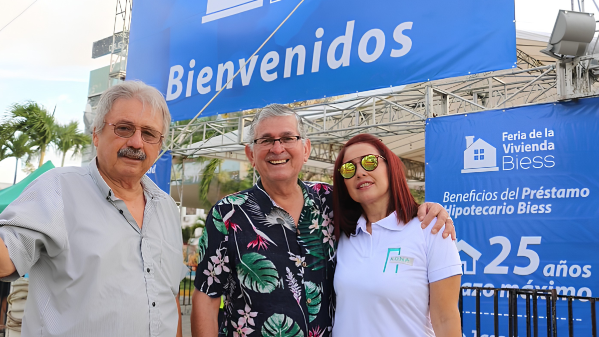Interesados revisan requisitos y pasos para participar en los remates de casas del Biess durante la feria de vivienda.