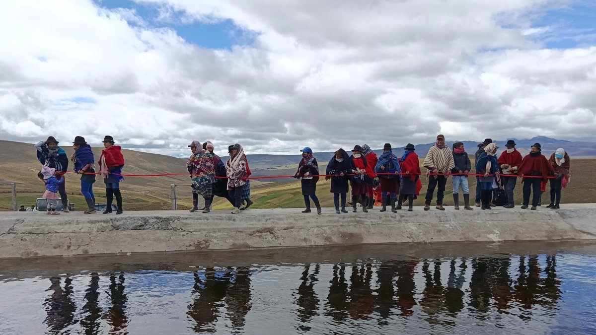 Comuneros de Tungurahua recorren y vigilan las zonas de páramo como parte de los acuerdos para proteger las fuentes de agua y conservar el territorio.