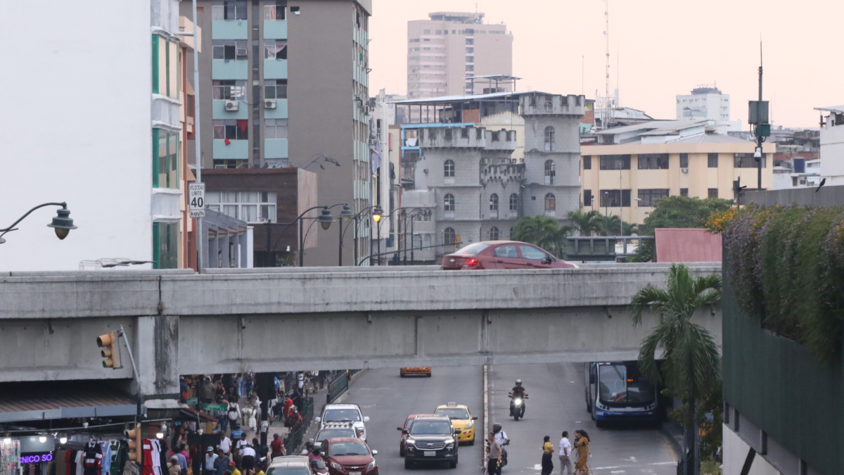 Escena urbana en Ecuador, donde la inseguridad motivó la actualización de la alerta de viaje emitida por Estados Unidos.