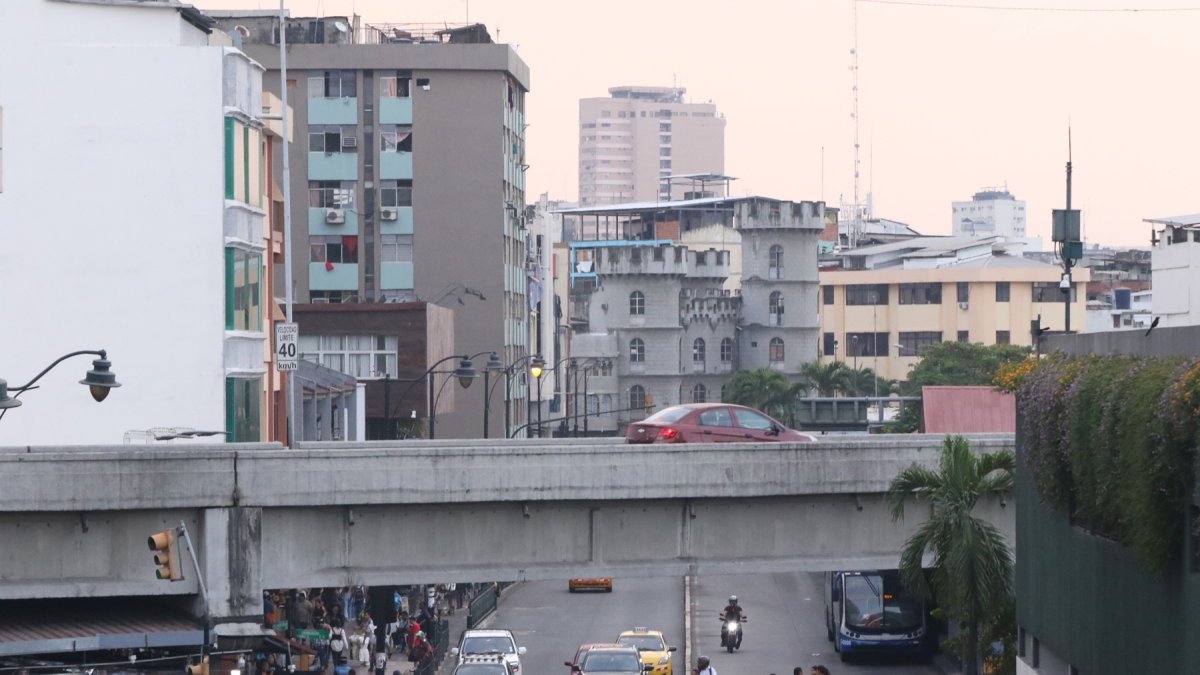 Un flujo importante de personas transitan a diario por debajo de edificios en la Bahía de Guayaquil.