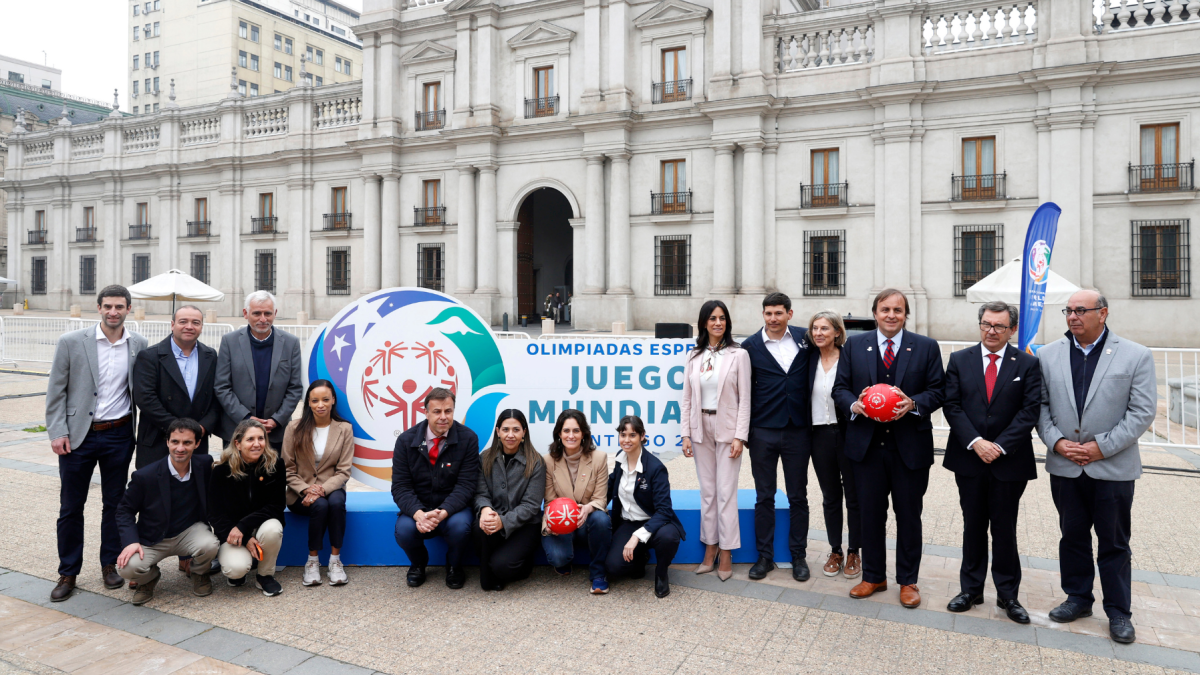El ministro del Deporte de Chile, Francisco Riveros (d), juega fútbol con deportistas con discapacidad intelectual durante la ceremonia.