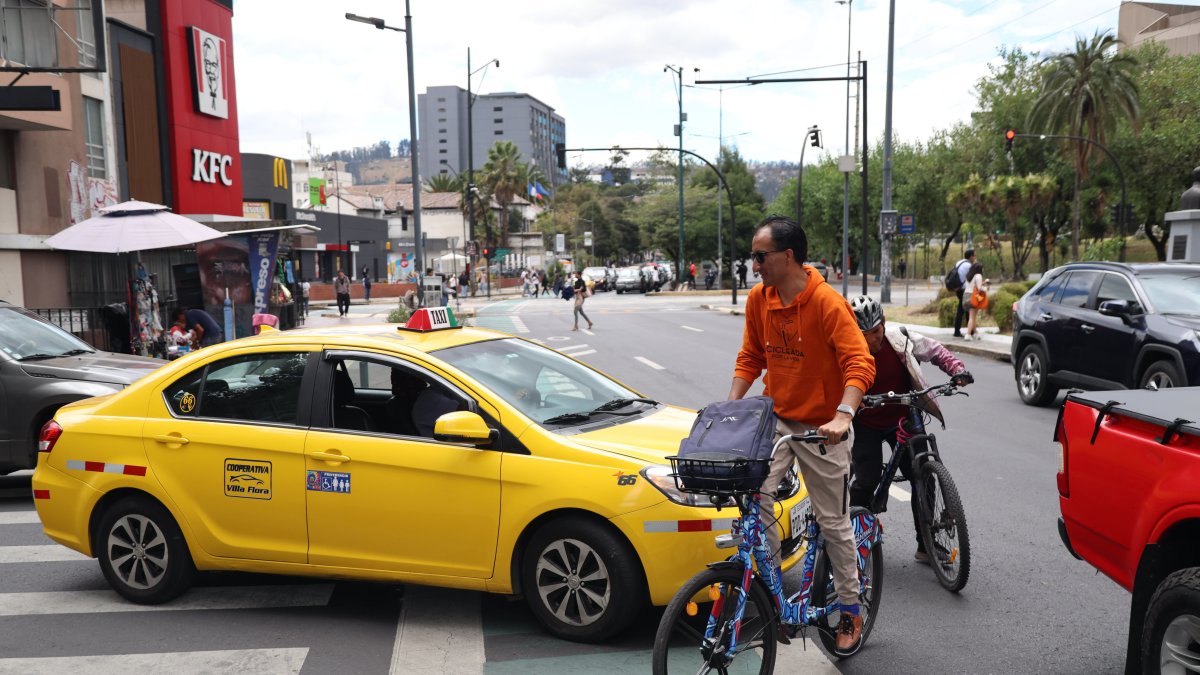 El deterioro vial y la invasión de ciclovías por vehículos obligan a ciclistas de Quito a compartir espacios con automóviles.