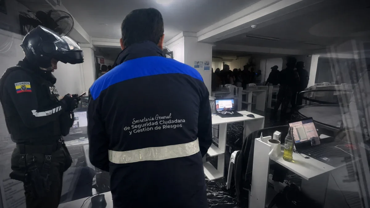 El operativo de la Policía permitió intervenir un call center en el norte de Quito, donde se encontraron 172 computadores y 66 celulares.