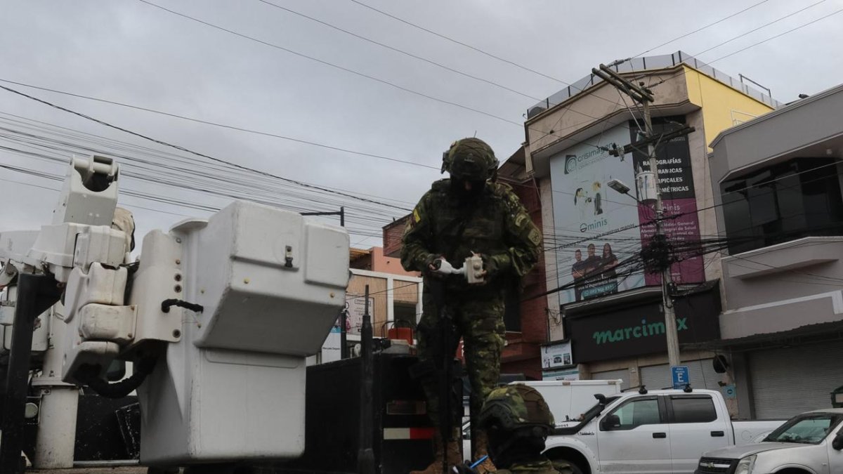 En el sector de la Feria Libre, en Cuenca, se retiraron cinco cámaras de seguridad que estaban colocadas en postes de alumbrado público.