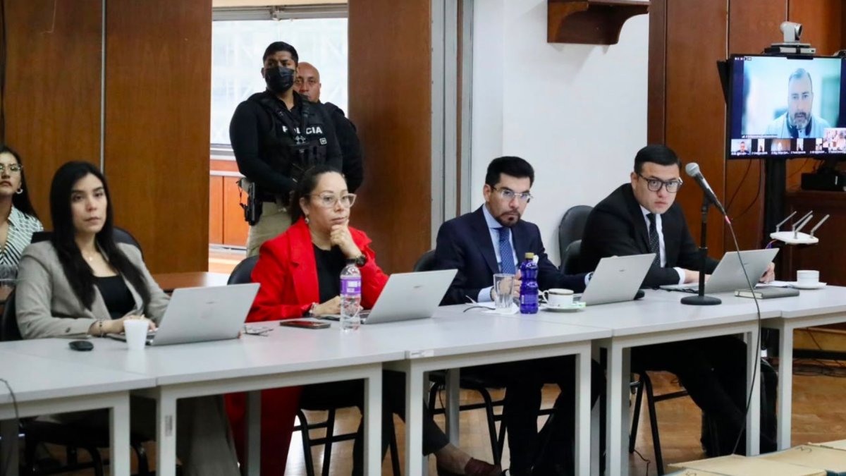 El fiscal general del Estado, Carlos Alarcón, expuso los elementos de convicción para la vinculación de diez personas al caso Progen.