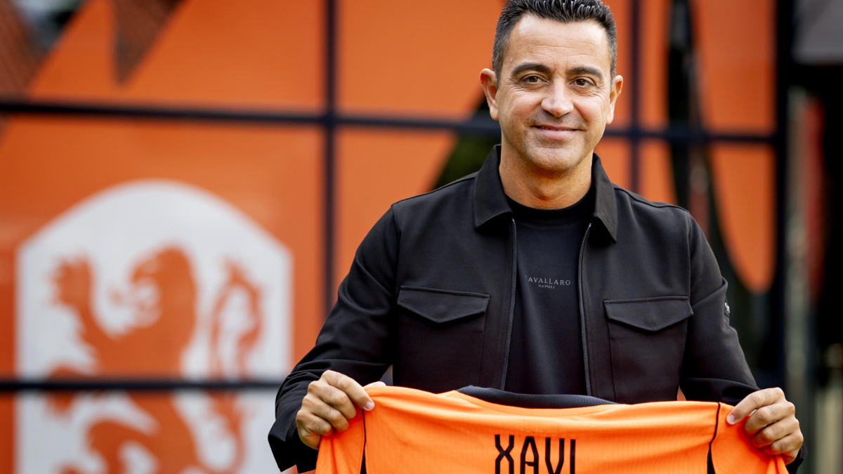 El recién nombrado Xavi Hernández asiste a su presentación como seleccionador de la selección nacional de fútbol de los Países Bajos.