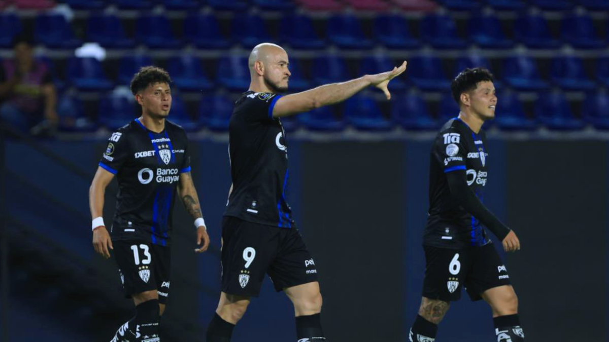 Carlos González (c.), celebra un gol con dos compañeros.