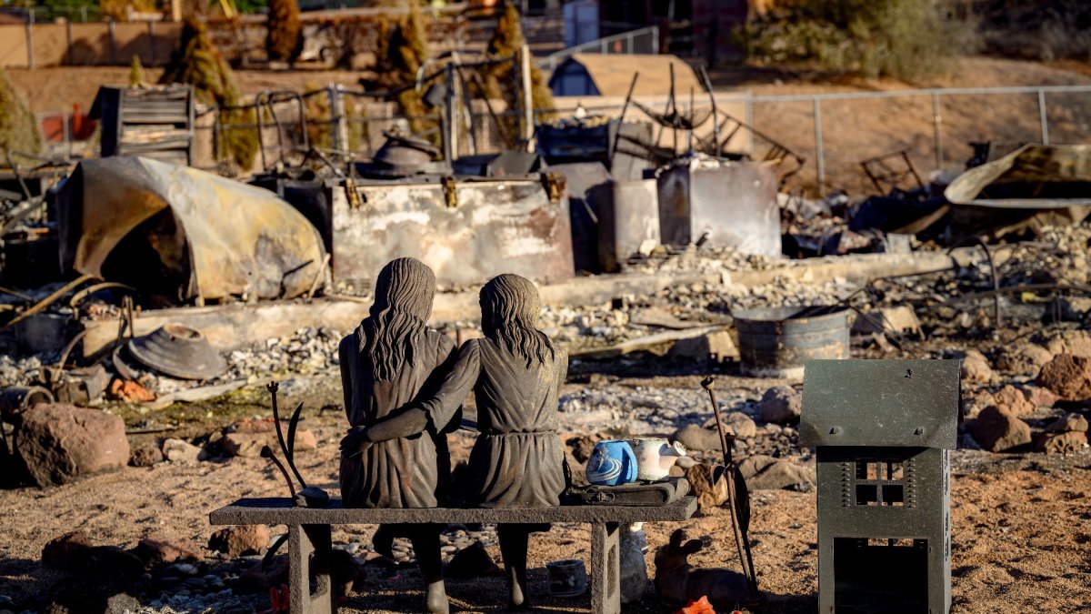 Una estatua permanece entre los restos de una casa arrasada por el incendio Hawk en Reno, Nevada, el 24 de agosto de 2026.