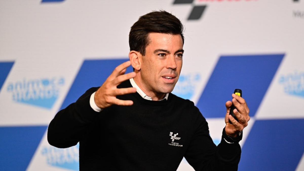 Carlos Ezpeleta durante una conferencia relacionada con MotoGP, donde abordó temas vinculados al desarrollo y crecimiento del campeonato.