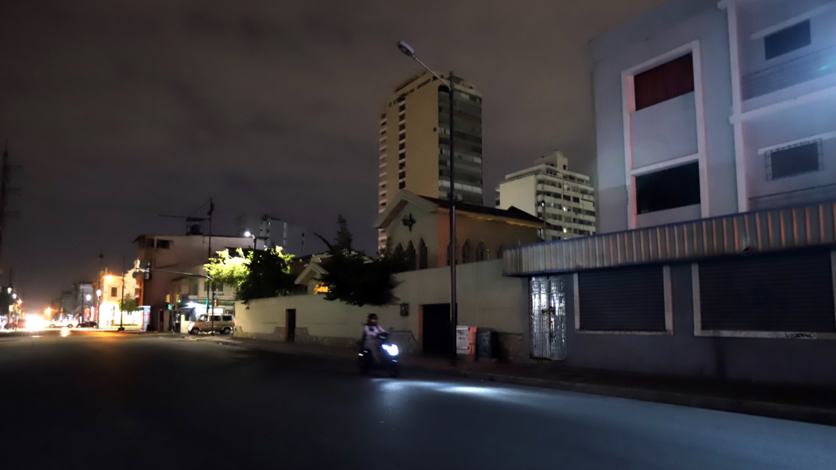 El daño de esta luminaria provoca molestias a quienes residen en el sector de José Mascote, entre Primero de Mayo y Quisquís, centro de Guayaquil.