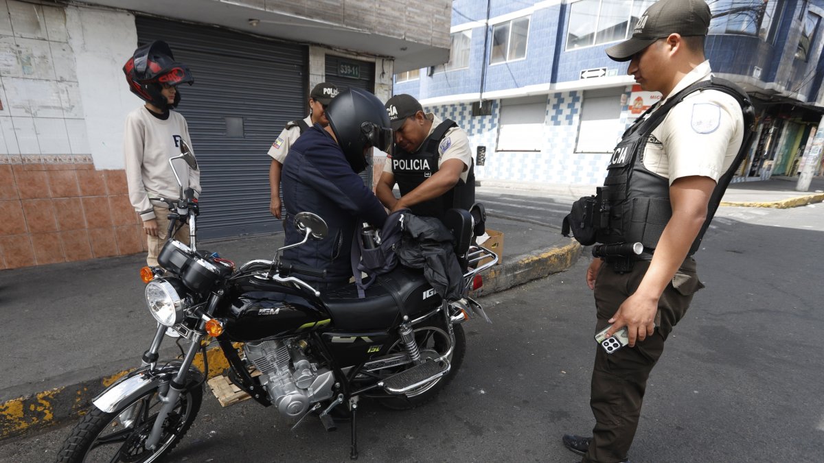 Imagen referencial. La Policía ejecuta operativos preventivos en sectores de Quito identificados como puntos de mayor incidencia de robos mediante sustancias.