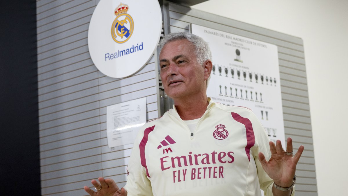 El técnico del Real Madrid, José Mourinho, durante la rueda de prensa posterior al entrenamiento del equipo.