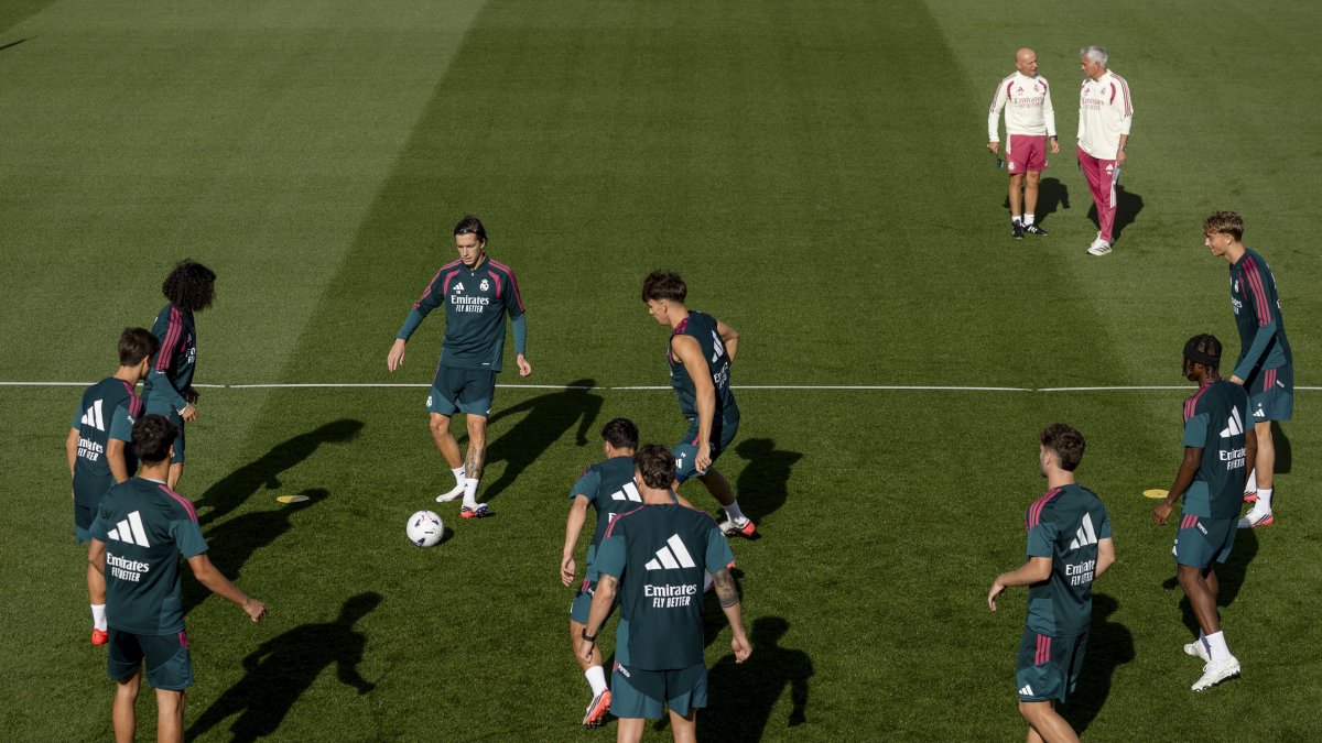 El técnico del Real Madrid, José Mourinho (detrás,d), durante el entrenamiento.