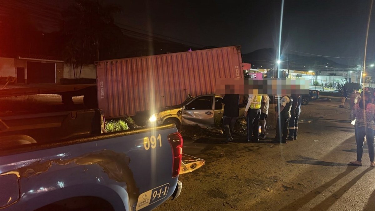 El contenedor cayó sobre el costado derecho de la camioneta, en el parterre central del kilómetro 11 de la vía a la costa.