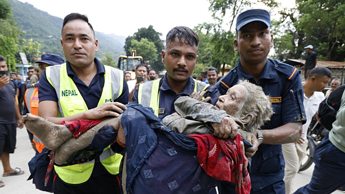 Una anciana fue rescatada de una residencia de ancianos en Devighat tras una inundación repentina en Trishuli Bazar, distrito de Nuwakot, Nepal, el 26 de agosto de 2026.