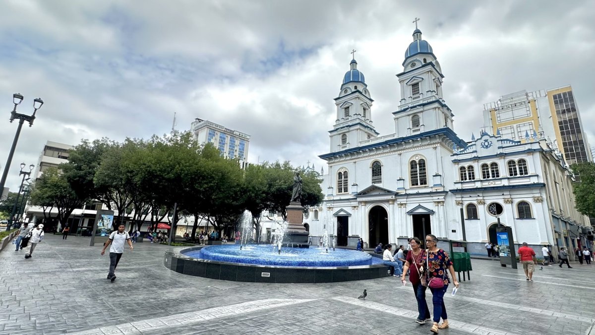 La plaza Vicente Rocafuerte, ubicada en avenida 9 de Octubre y Pedro Carbo, en el centro de Guayaquil.
