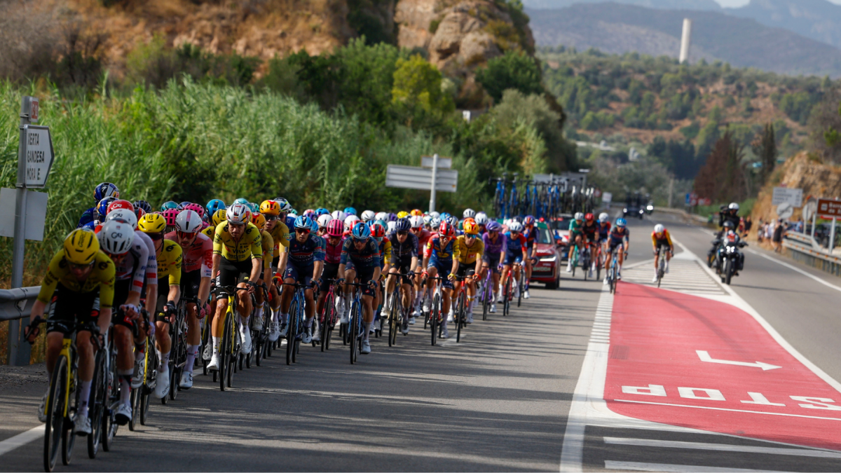 El pelotón durante la quinta etapa de La Vuelta a España, este miércoles, que se disputa entre Falset y Roquetes (Tarragona)