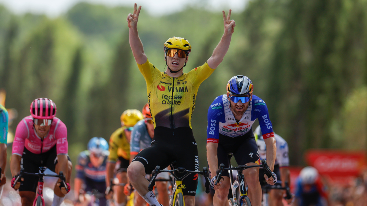 El ciclista británico Matthew Brennan (Visma Lease a Bike) celebra su victoria en la quinta etapa de La Vuelta a España.
