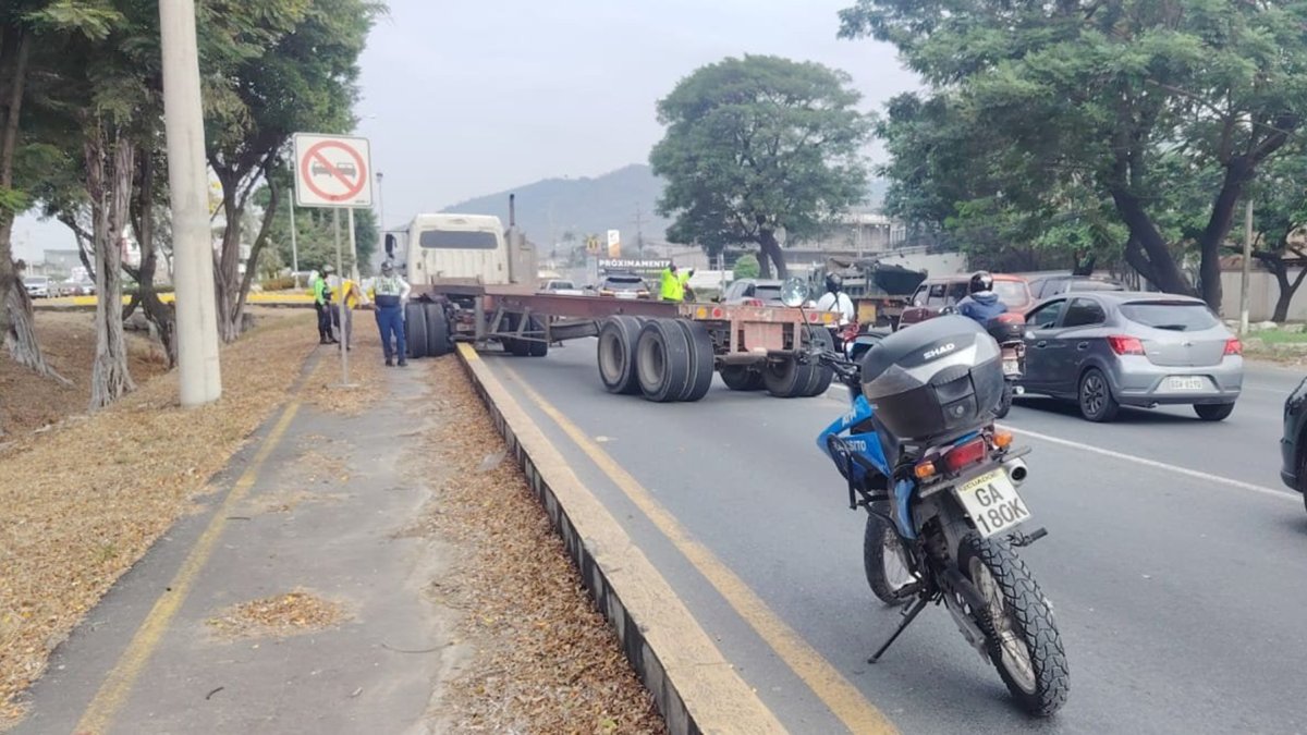 Un tráiler intentó realizar un giro en el primer retorno de la vía a la costa la mañana de este miércoles 26 de agosto.