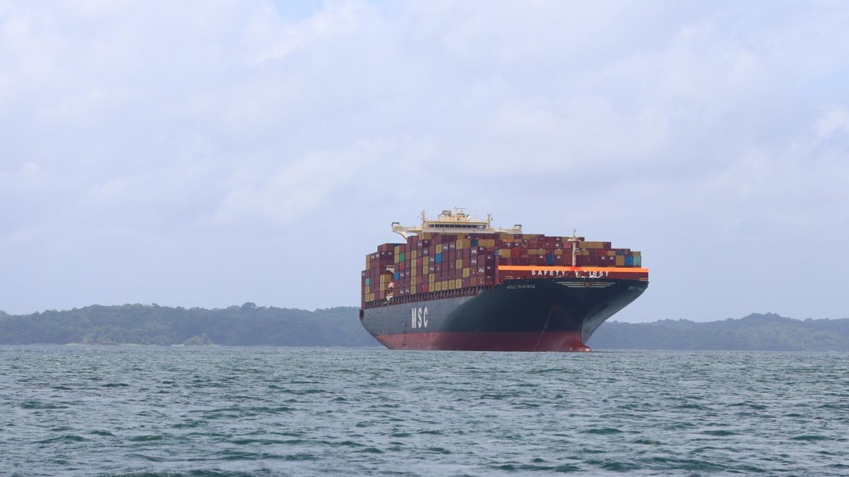 Buques portacontenedores transitando por el Canal de Panamá, en Ciudad de Panamá (Panamá).