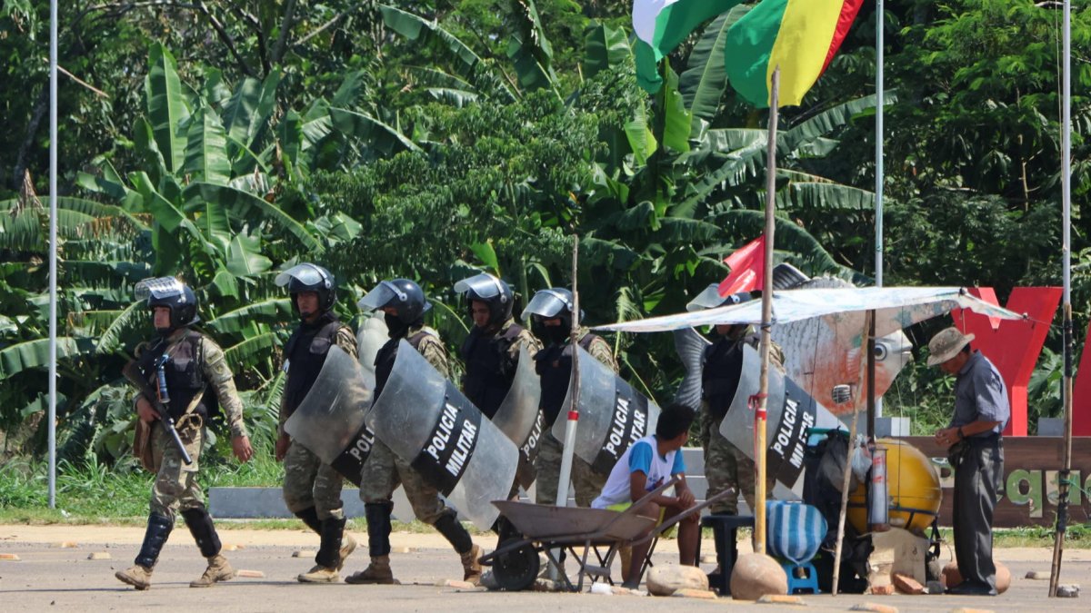 Grupos de militares y policías en Santa Cruz ante amenazas de campesinos de que iniciarán bloqueos de carreteras.