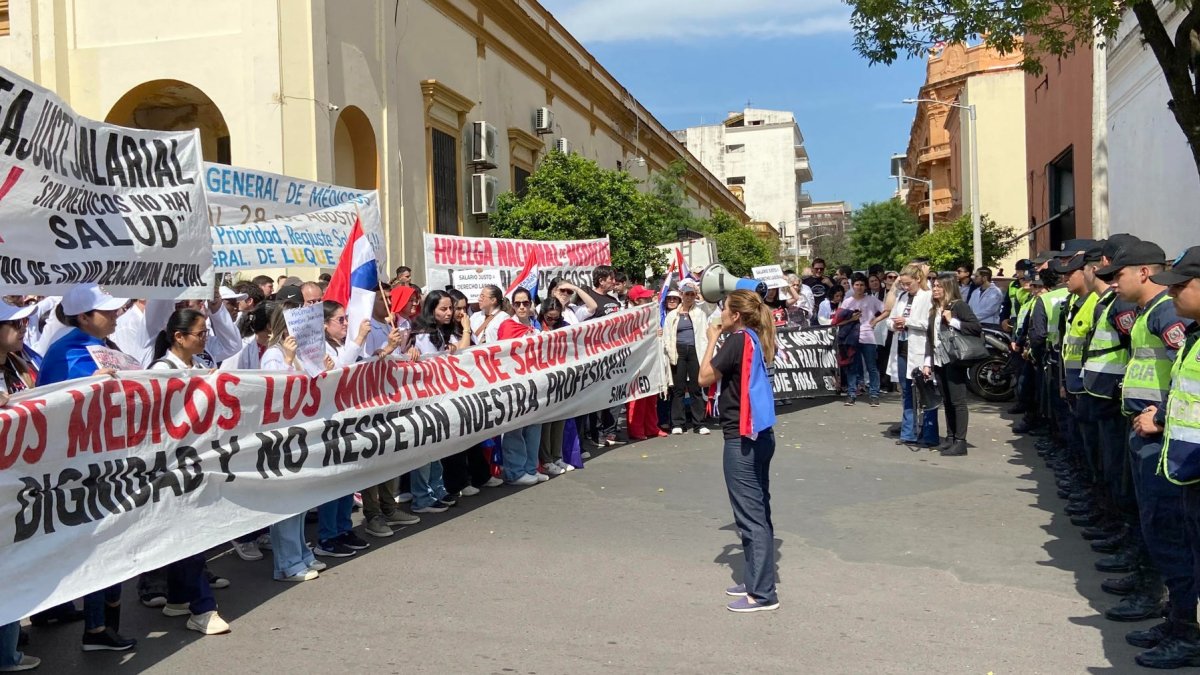 Decenas de médicos del sector público de Paraguay fueron captados el 25 de agosto, durante la segunda jornada de un paro nacional.