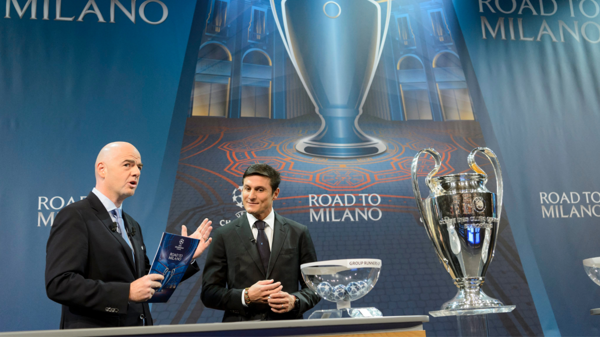 Gianni Infantino (i), entonces secretario general de la FIFA, junto al exfutbolista argentino Javier Zanetti.