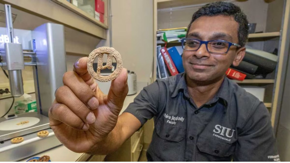 Lahiru Jayakody, líder del proyecto, mostrando una de las galletas.