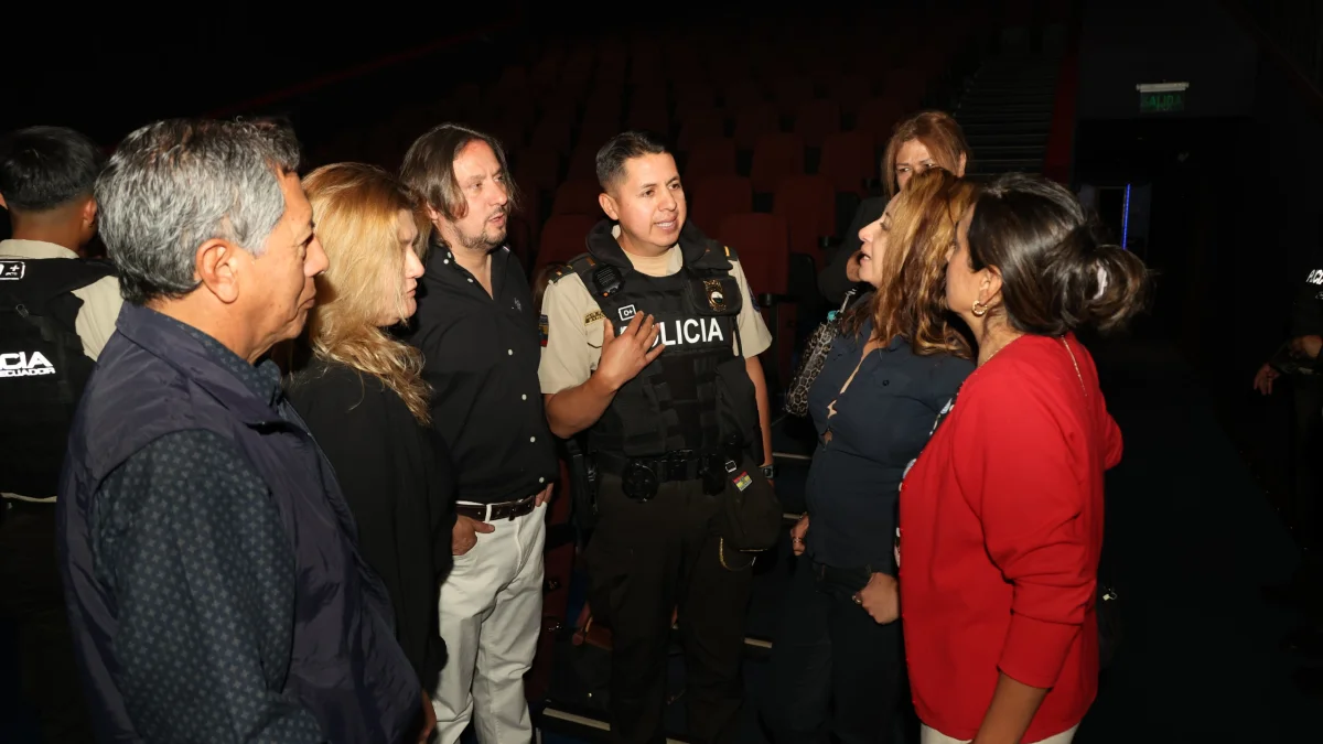 Vecinos y policías dialogan en el primer encuentro de ‘Líderes que transforman’.
