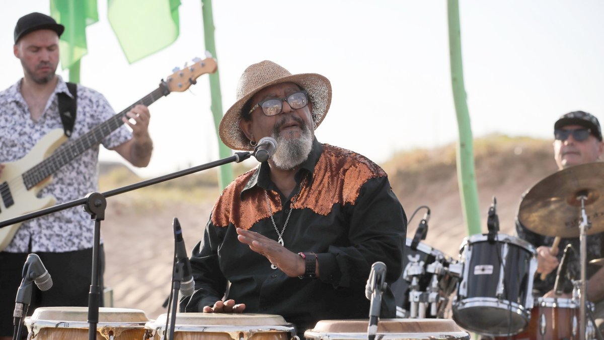 Fotografía de archivo del 9 de enero de 2020 del músico uruguayo Rubén Rada presentándose en la playa de La Paloma, en Rocha (Uruguay).