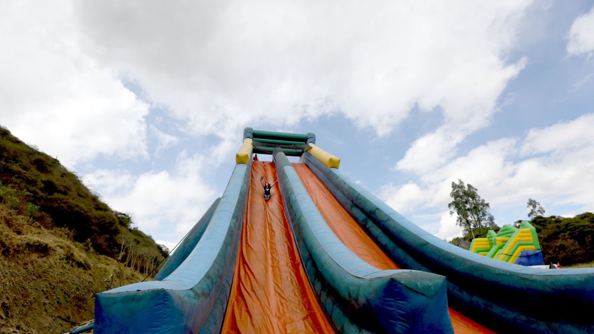 Megalodón. El mega inflable acuático de 35 metros de altura es una de las principales atracciones de Kche Diversiones para los visitantes.